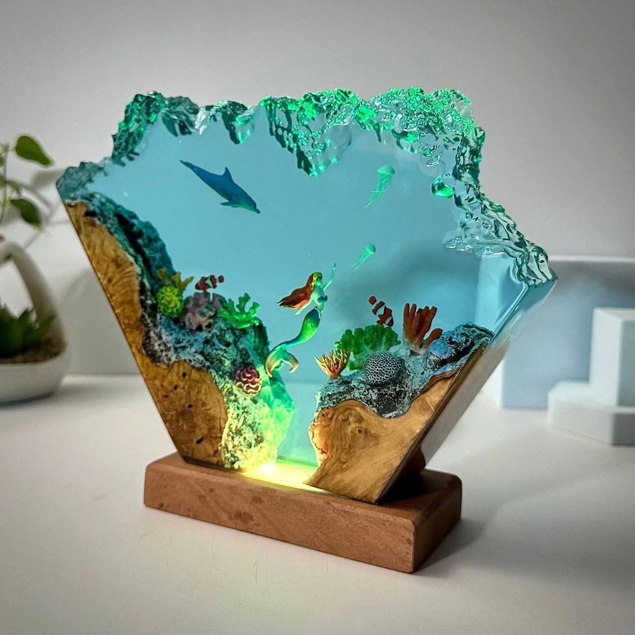 handcrafted resin art LED décor lamp - Image 2